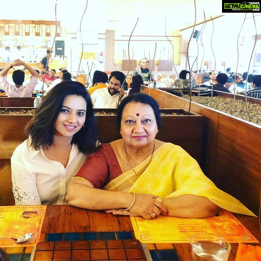 Isha Chawla Instagram - Lunch date with mother love 😘😘😘#maa #eternallove #grace #purelove #family #familytime #delhi #home #loveuma