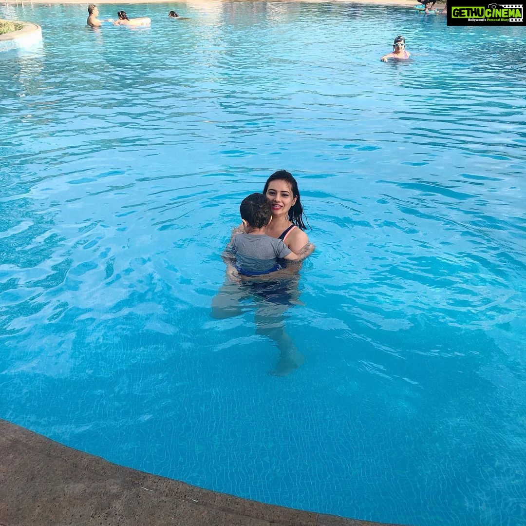 Isha Chawla Instagram - Pool time ❤️ with #mahi #veer #love #family #gratitude #summertime #familytime #pool #waterbabies