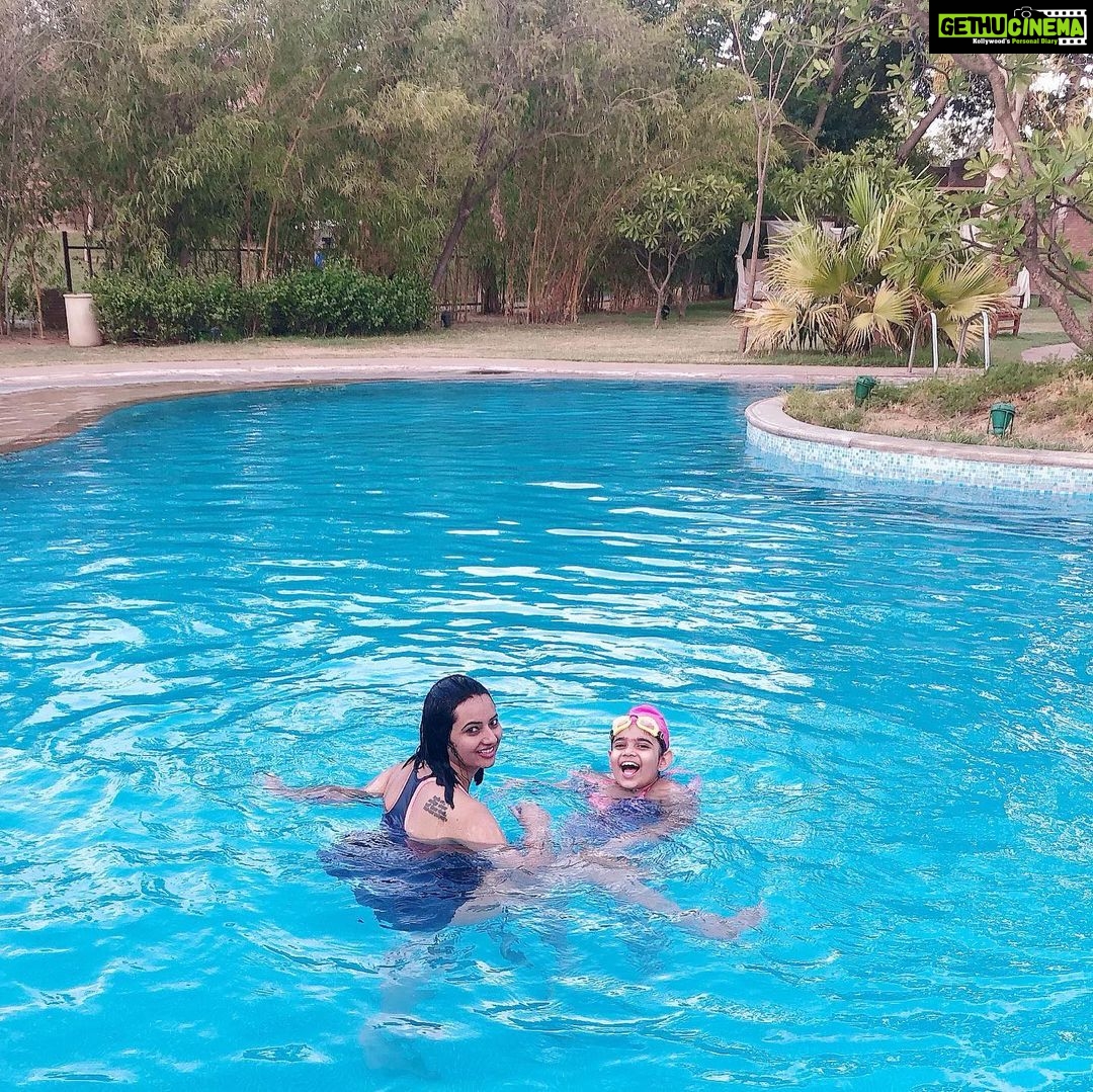 Isha Chawla Instagram - Pool time ❤️ with #mahi #veer #love #family #gratitude #summertime #familytime #pool #waterbabies