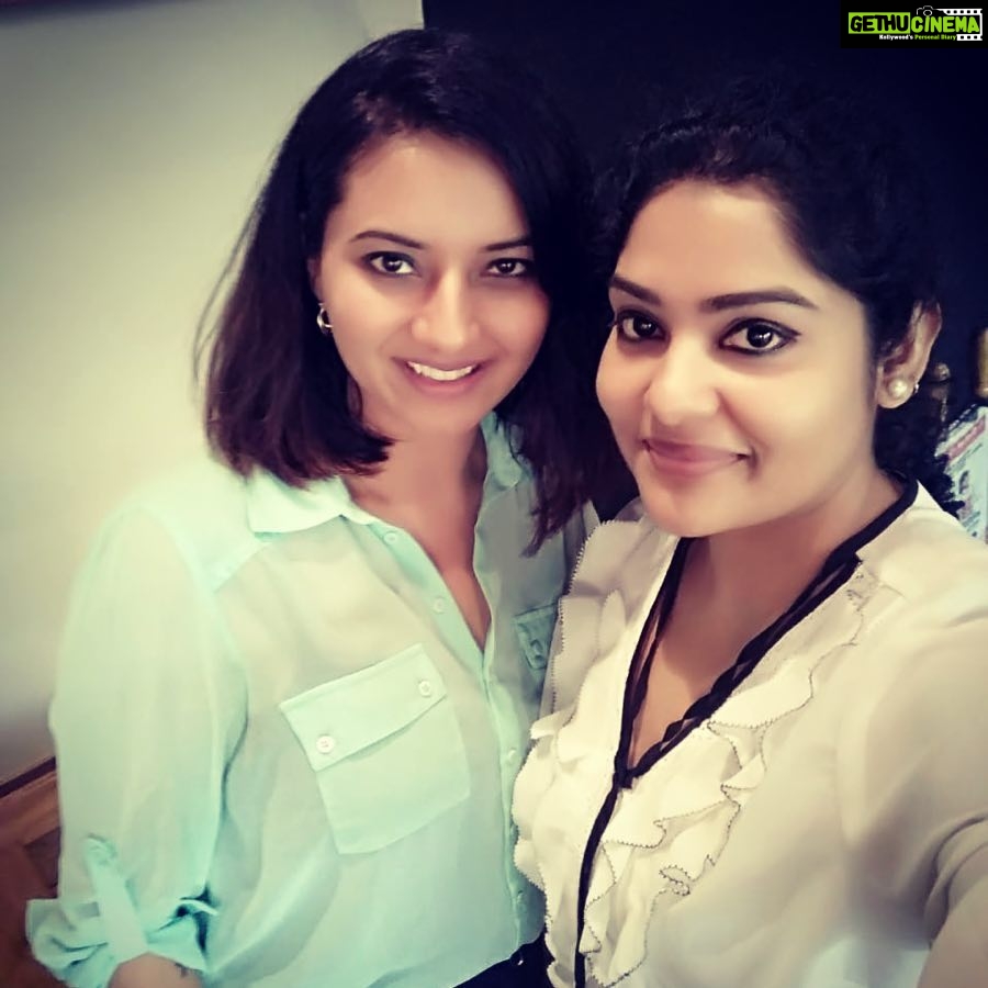 Isha Chawla Instagram - Sunday brunch with @aliviamazumdar 😘 #sunday #friends #sundaybrunch #eternal-bonds #dialogue #friendshipgoals #gratitude #happiness