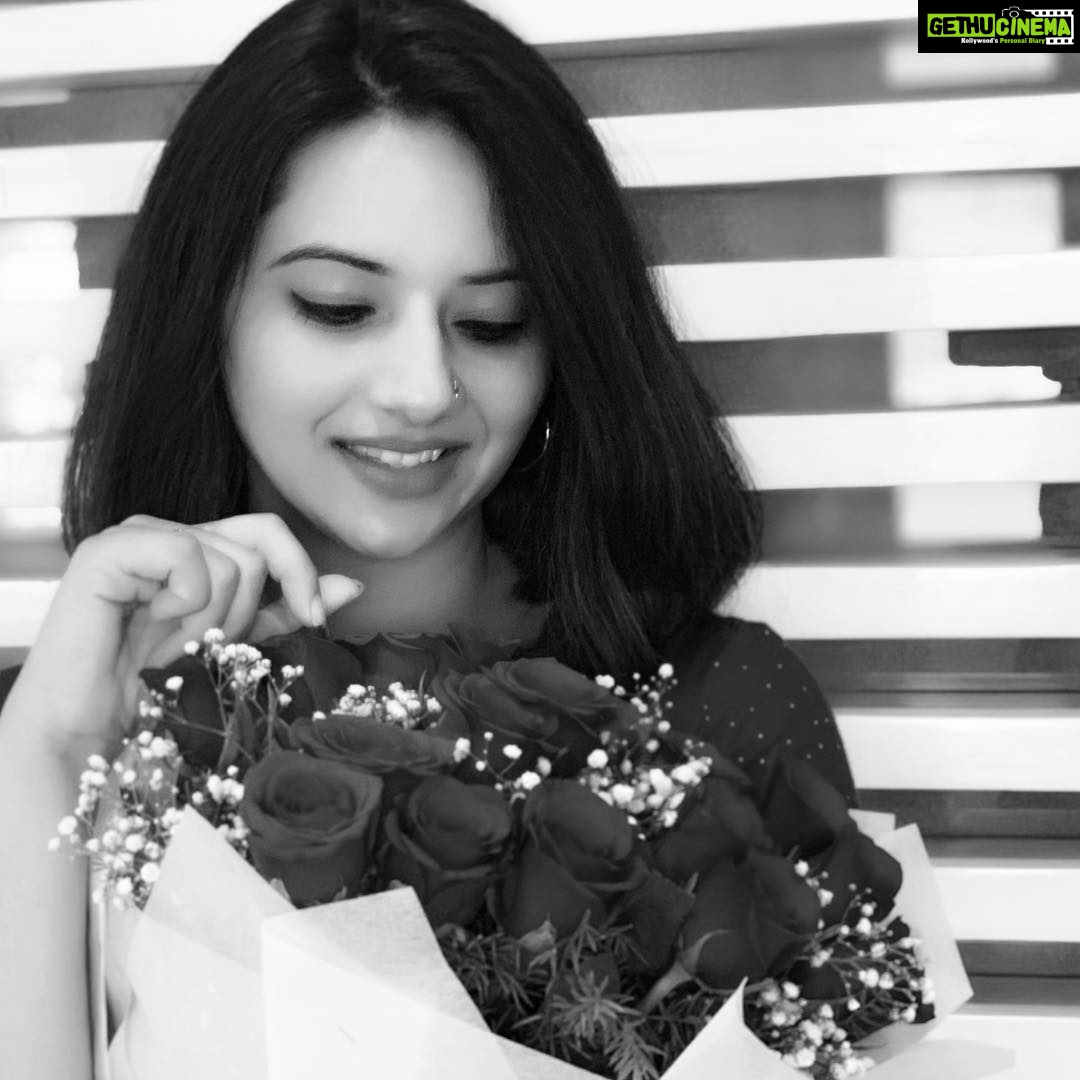 Isha Chawla Instagram - Counting my blessings ❤️❤️❤️#flowers #love #gratitude