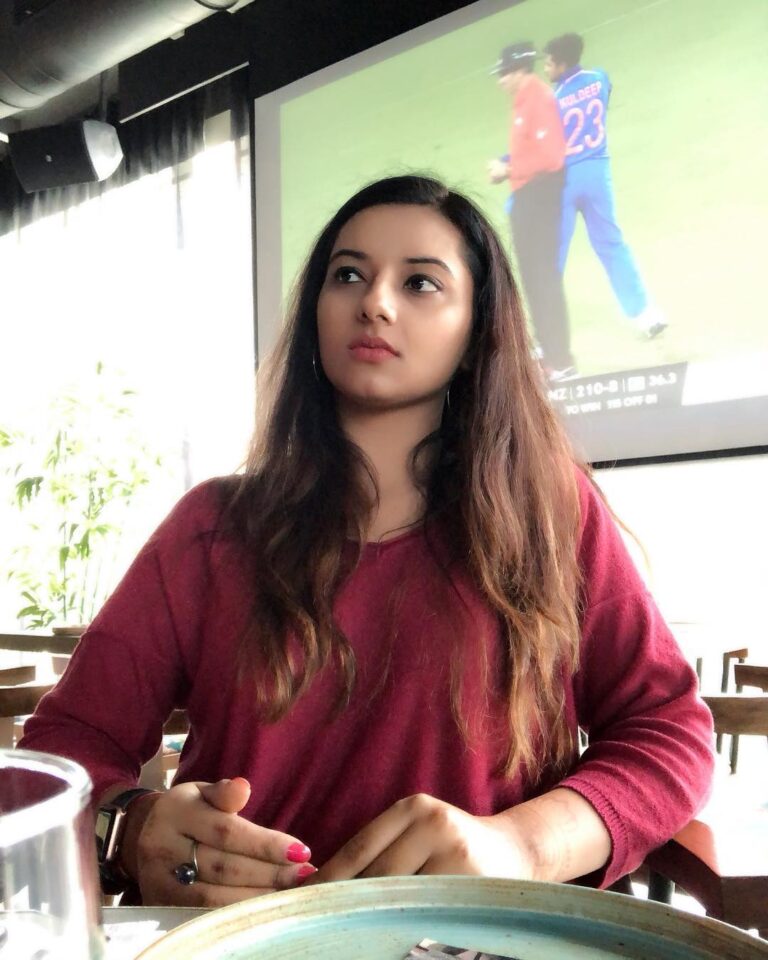 Isha Chawla Instagram - That expression .. when you are out for lunch on the first day of detox 😥...every one orders your favourite food and you get soup .🙈🙈🙈. #healthyfood #40daysoffitness #detox #healthylife #ilovesoup #healthyeating #life