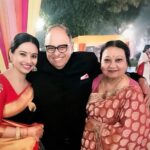 Isha Chawla Instagram – Happy Family ❤️ @veenuchawla11 looks more beautiful than her daughter anyday 😘😘😘😘 #bff  #family #sambha #love #chawla #parivaar #happiness #gratitude #indian #saree #indian #bindi #love4indianwear #gratitude