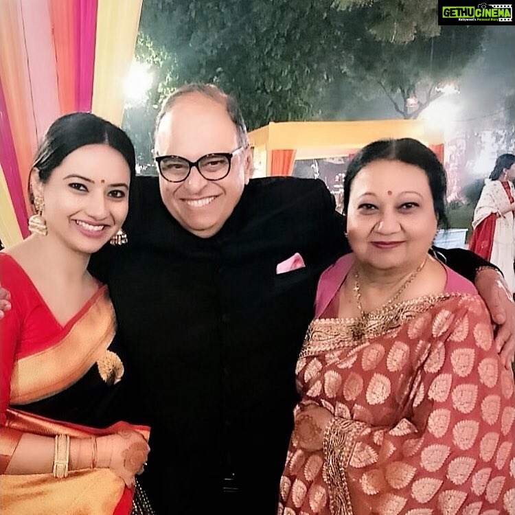 Isha Chawla Instagram - Happy Family ❤️ @veenuchawla11 looks more beautiful than her daughter anyday 😘😘😘😘 #bff #family #sambha #love #chawla #parivaar #happiness #gratitude #indian #saree #indian #bindi #love4indianwear #gratitude