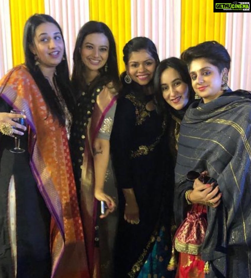 Isha Chawla Instagram - With the Girls ❤️❤️❤️ #sambha #bff #wedding #friends #love #gratitude