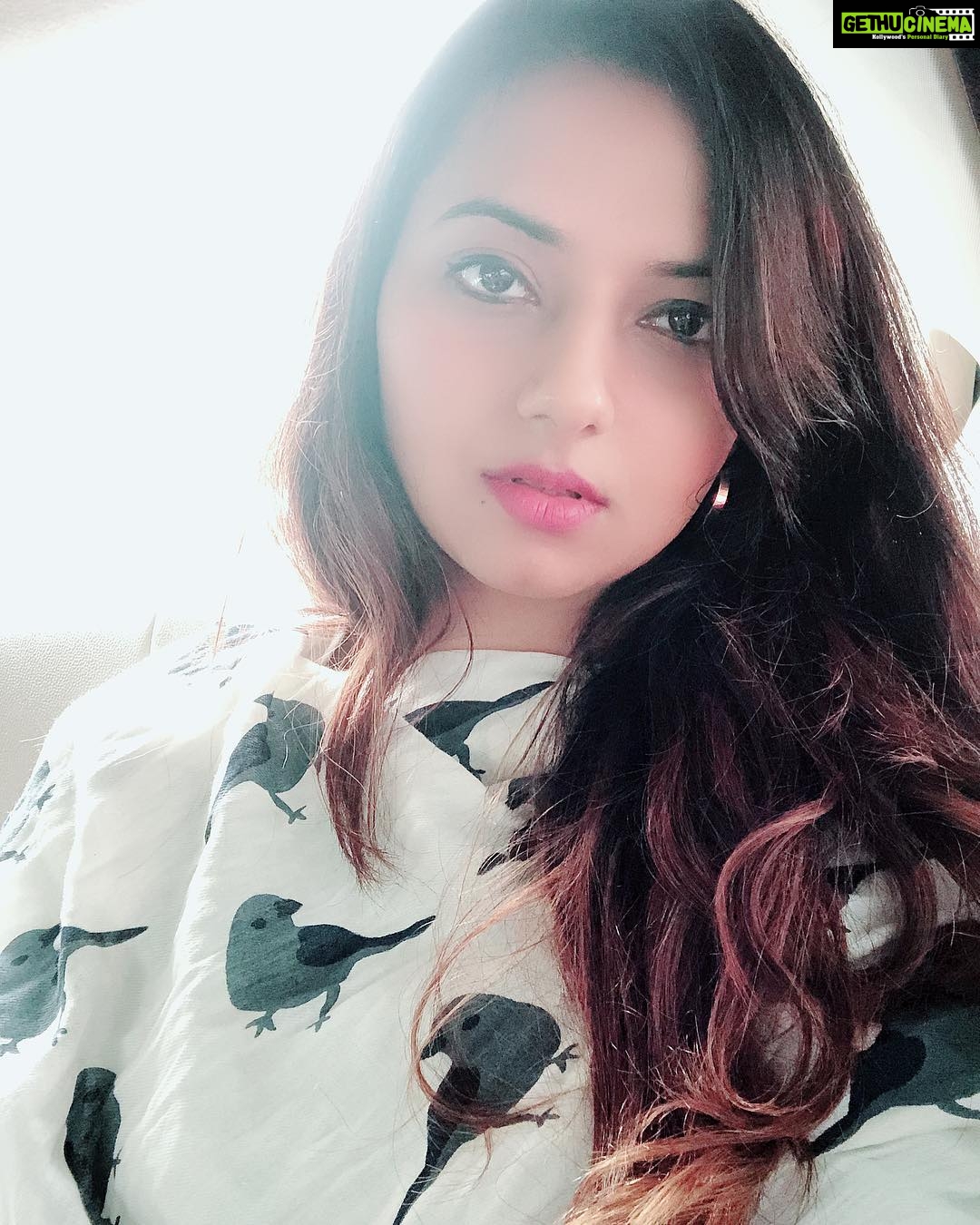 Isha Chawla Instagram - Shawled up ! Bye bye Delhi . Will miss the #delhiwinter ... #dillikisardi #pashmina ❤️