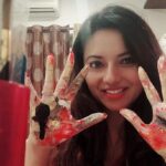 Isha Chawla Instagram - Guilty as charged! I paint with my hands LITERALLY 🙈 . #canvas #mykindaart #feelingsoncanvas #journey #happyme #loveforart #gratitude #perspective ❤️ @sanjanajaggi07 hope you like it .