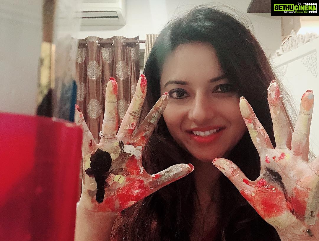 Isha Chawla Instagram - Guilty as charged! I paint with my hands LITERALLY 🙈 . #canvas #mykindaart #feelingsoncanvas #journey #happyme #loveforart #gratitude #perspective ❤️ @sanjanajaggi07 hope you like it .