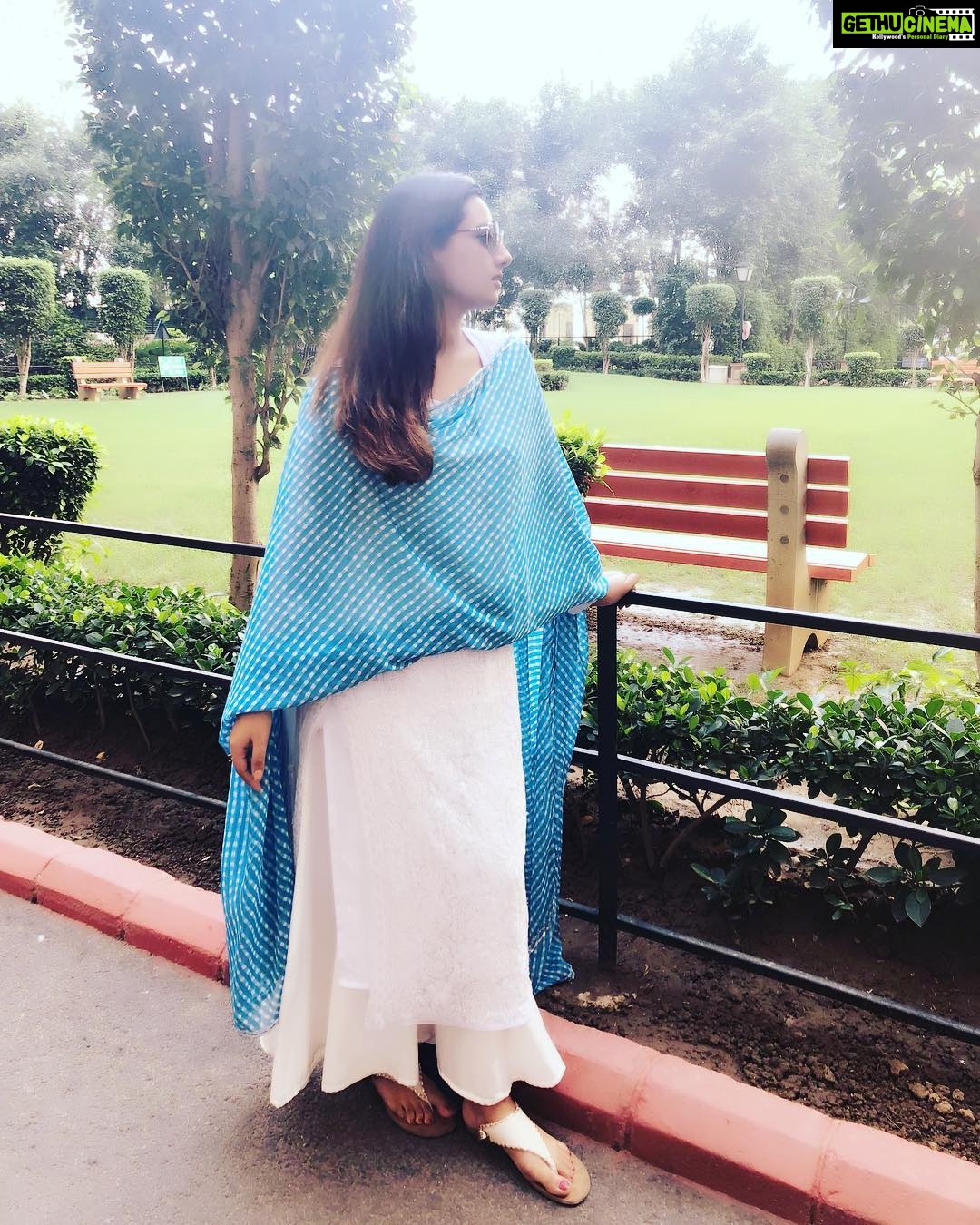 Isha Chawla Instagram - A moment to myself.My eternal love for indian wear #simplicity #indianwear #gogreen #treeganesha #bindi #ganpatibappamorya #gratitude #day 6 #ganeshchaturthi