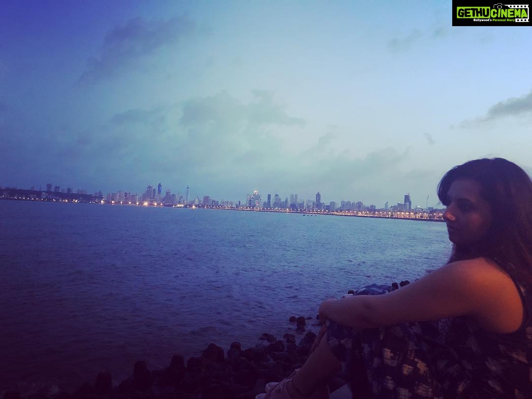 Isha Chawla Instagram - Waiting for the sunrise and it started #raining 🙃 #mumbai #mumbaimonsoon #nariman #narimanpoint #mumbaimerijaan #love #gratitude