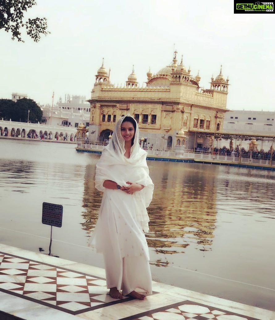 Isha Chawla Instagram - N a perfect ending to the trip ❤️ immense #gratitude #thankyou #babaji #waheguru waheguru waheguru 🙏🙏🙏 #amritsar #hapiness #goldentemple #shukrana 😊🙏❤️