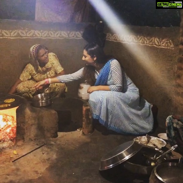 Isha Chawla Instagram - Chalo phir roti banaate banaate gossip karlein ...😊🙈🙃😍#Amritsar #maakehaathkakhana #chulah #pind #maa #momsarethebest #happiness #love #gratitude