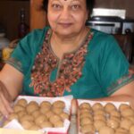 Isha Chawla Instagram – Mother love all happy after making laddoos …😊❤️ aur khush kyin na hon is baar reason bhi to kuchh khaas hai #jaihind #maa #maakehaathkakhana #laddoo #sweets #mithai #halwai #gratitude #momsarethebest