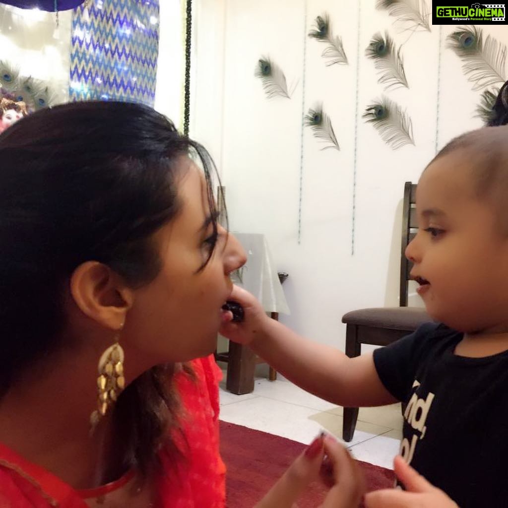 Isha Chawla Instagram - Fulfilling massi duties in between #ganapathi puja #veer #massi #massilove #ganpatibappamorya #ganesha #gogreen #ecofriendly #savetheenviroment #gratitude