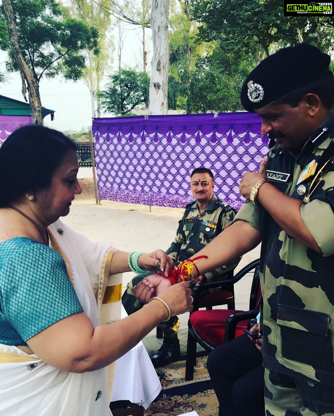 Isha Chawla Instagram - With Mother Love at the border . What would i do without her , she always stood behind me in all my endeavours . Not only supported but participated in everything whole heartedly. Love is #maa #support #lifeline #momsarethebest
