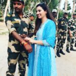 Isha Chawla Instagram - All about yesterday . Celebrating Raksha bandhan with Jawans ❤️. The most wonderful opportunity. #rakhi #maa #love #brothersnsisters #jaihind🇮🇳 #veer #gratitude
