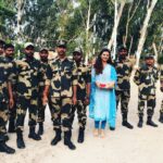 Isha Chawla Instagram - All about yesterday . Celebrating Raksha bandhan with Jawans ❤️. The most wonderful opportunity. #rakhi #maa #love #brothersnsisters #jaihind🇮🇳 #veer #gratitude