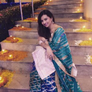 Isha Chawla Instagram - Kyaaa jaanoo sajan hoti hai kya gham ki shaam , jal uthe sau diye jab liya tera naam . ❤️. An evening dedicated to music . P.C @sajalpendharkar . #soul #bollywoodmusic #mallar #happiness #gratitude #Indian #traditional #koka