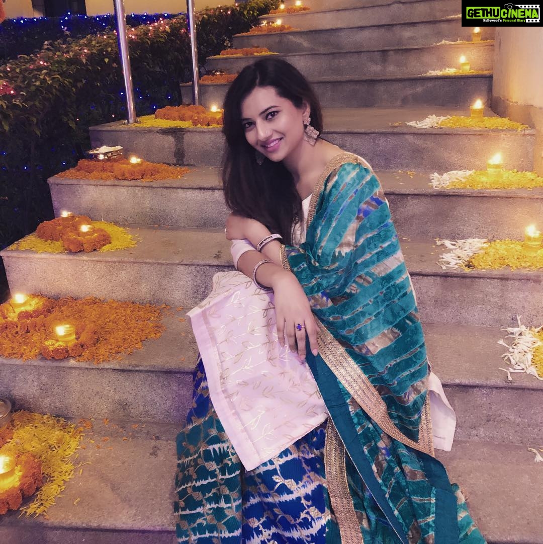 Isha Chawla Instagram - Kyaaa jaanoo sajan hoti hai kya gham ki shaam , jal uthe sau diye jab liya tera naam . ❤️. An evening dedicated to music . P.C @sajalpendharkar . #soul #bollywoodmusic #mallar #happiness #gratitude #Indian #traditional #koka