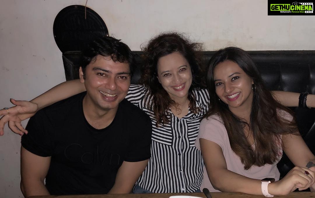 Isha Chawla Instagram - Remember that the most valuable antique are old friends. - Jackson brown . I agree , so I treasure these guys the most π€. #friends #friendsforlife #happiness #oldtimessake #love #life #gratitude #actors