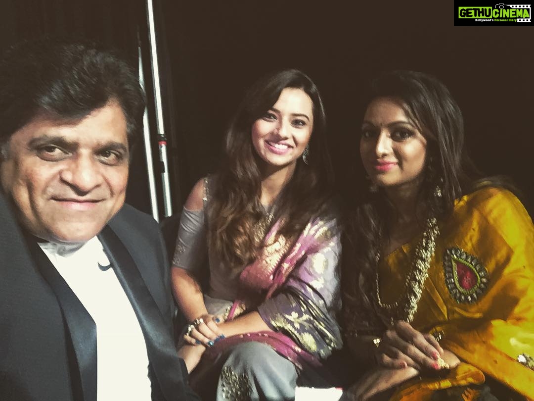 Isha Chawla Instagram - Nata Convention ... N 3 of us had a #first story to tell ... so #aaligaru n #udaybhanu garu did their first film together . I acted with Ali Garu in my first film and uday bhanu garu hosted my first show . ๐๐was great meeting them #usa #usadiary #coactors #happiness #lovemyjob #actorslife #tollywood #life #gratitude