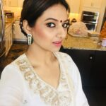 Isha Chawla Instagram – White is my all time favorite 😍. Ek to white upar se Indian . I think this is my fav look. .  #loveforindianwear #bindi #indian #gajra #Usa #usadiaries #familytime #vacation #happiness #life #gratitude to the #universe