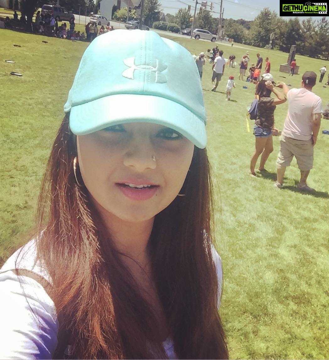 Isha Chawla Instagram - When itโs so bright that you canโt even open your eyes ... what a happy day ...๐๐ #happyweekend #holiday #family #familytime #love #life #usa #gratitude