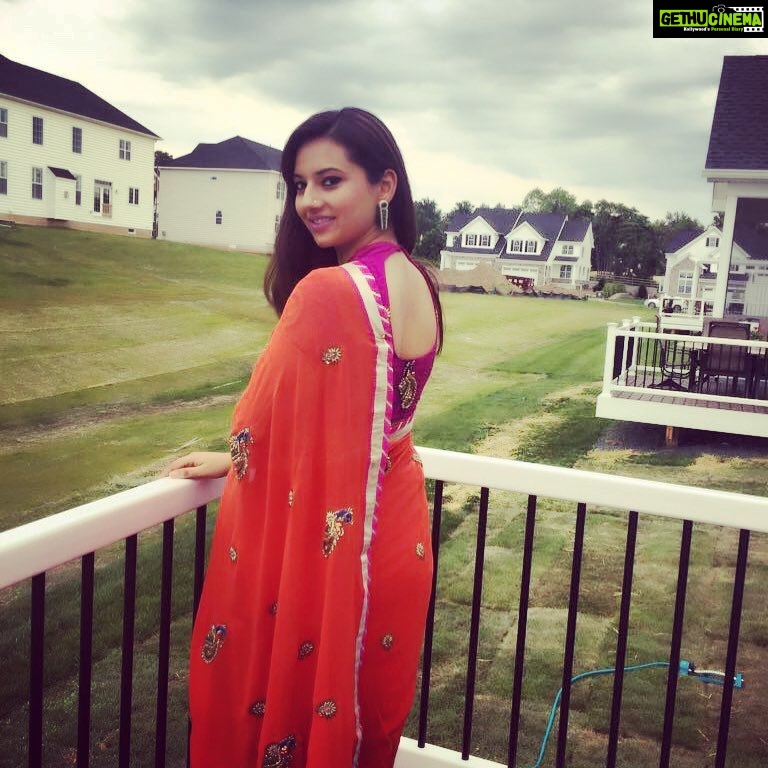 Isha Chawla Instagram - Desh ho ya videsh always don a saree with pride...💖 #love #saree #happiness #holiday #philly #usdiaries🇺🇸 #lovetraditional #saree #indian #sisterlove❤️ #holiday #gratitude #indebtedtotheuniverse
