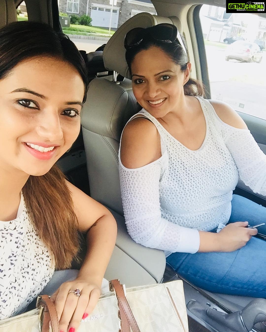 Isha Chawla Instagram - Catching up over long drives and punjabi music š¤... #sisterloveā¤ļø #punjabi #gedi #oldtimes #happiness #family #familytime #usa #usadiary #holiday #philly
