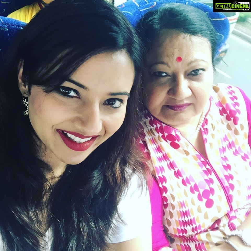 Isha Chawla Instagram - All my days are your’s 😘 Happy mother’s day .... 💖#love #happiness #care #nourishment #soul #lifeline #maa #indebtedtotheuniverse #urmyuniverse