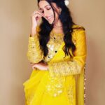 Ishita Dutta Instagram - Choose your fav coz I cannot 💛 Wearing @shwetaaggarwal.official @viralmantra 📷 @ashish_ojha_photography