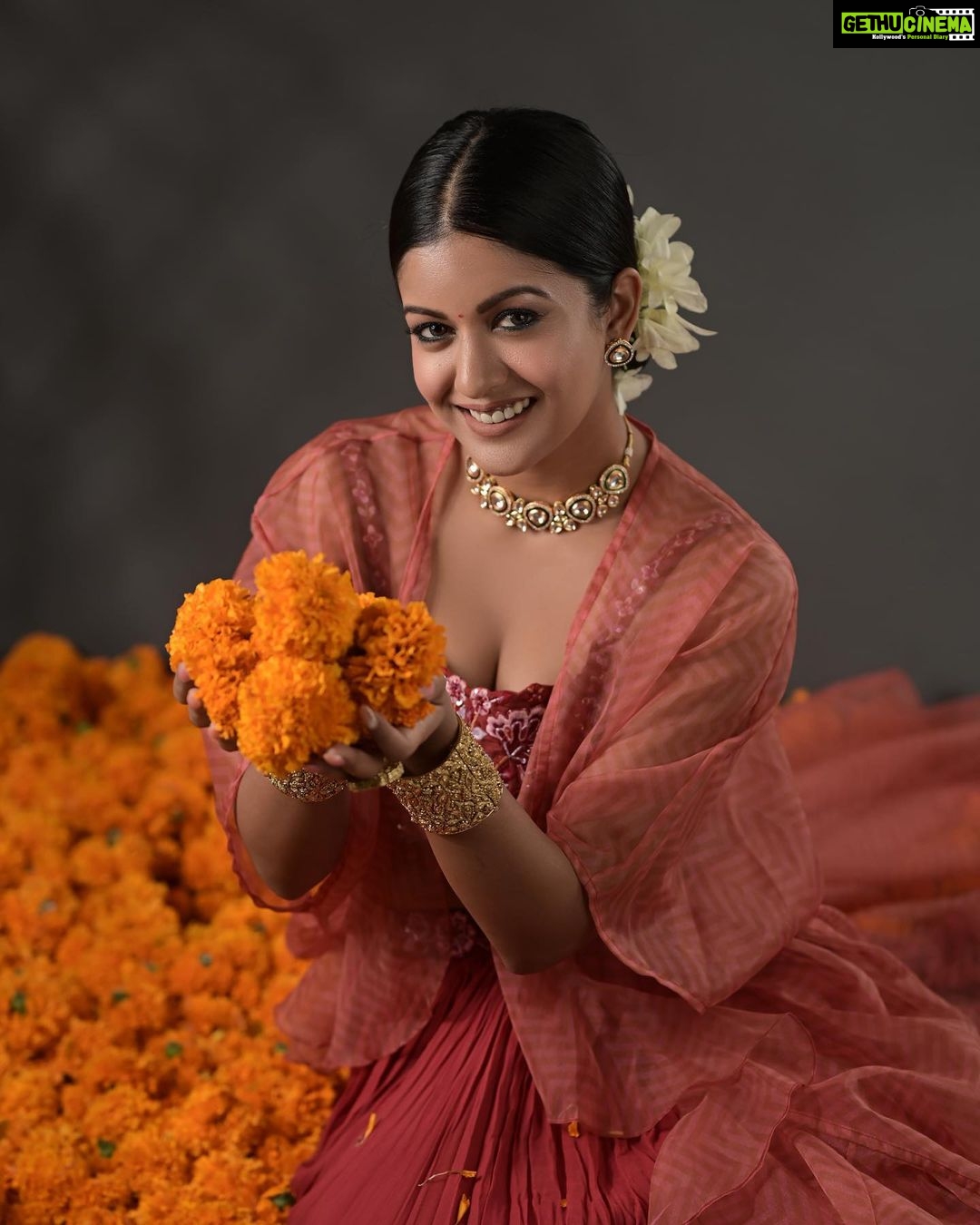Ishita Dutta Instagram - Happy Diwali 🙏 Styled by: @styleitupbyaashna Shot by: @deepak_das_photography Outfit: @labelnikkiej Necklace Set: @sheqe_by_triptikohli Rings & Bangles: @maxplus_jewels Hair & Makeup: @makeoverbysejalthakkar @celebsmakeupbysejal Retouched by: @rajivshoots.official