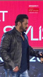 Jackie Shroff Instagram - Reposted from @lokmat Legend #JackieShroff and #Salman Khan's Fun Banter on the stage of Lokmat Most Stylish Awards 2022. #harpalfashionable #amazonfashionup #lokmatmoststylish @apnabhidu @beingsalmankhan @amazonfashionin