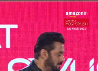 Jackie Shroff Instagram - Reposted from @lokmat Legend #JackieShroff and #Salman Khan's Fun Banter on the stage of Lokmat Most Stylish Awards 2022. #harpalfashionable #amazonfashionup #lokmatmoststylish @apnabhidu @beingsalmankhan @amazonfashionin