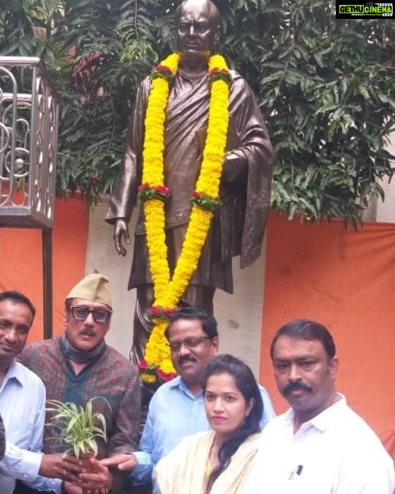 Jackie Shroff Instagram - Reposted from @bjp4mumbai माननीय पंतप्रधान @narendramodi जी यांच्या वाढदिवसानिमित्त सेवा पंधरवडा अंतर्गत भाजपा चित्रपट नाट्य आघाडी तर्फे गोरेगाव फिल्मसिटी येथे भारतीय चित्रपटाचे जनक दादासाहेब फाळके यांच्या पुतळ्याची स्वच्छता करण्यात आली. यावेळी ज्येष्ठ अभिनेते @apnabhidu , चित्रपट नाट्य आघाडी मुंबई अध्यक्ष @ghuge_sandeep ,भाजपा मुंबई सचिव @sharmagyanmurti आणि नगरसेविका @satam.priti ,चित्रपट नाट्य आघाडीचे पदाधिकारी ,कार्यकर्ते उपस्थित होते. #SevaPakhwada