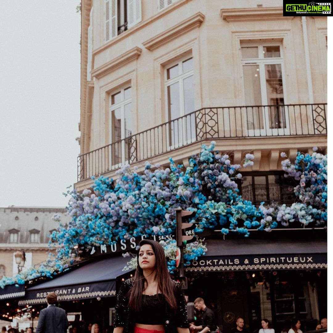 Janani Iyer Instagram - Dream and fly away! #europe2022 Photographer - @njenani_photography Europe