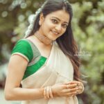 Janani Iyer Instagram - Onam Aaashamsagal! 🌸 #onam #onamcelebration #onamsaree #onam2022 @shrithievent17 @karthiksakthivel_photography #explorepage #flowers #lifequotes #instagram #instalove #instagood #quotes #actress #photoshoot #reels #reelsinstagram #reelitfeelit