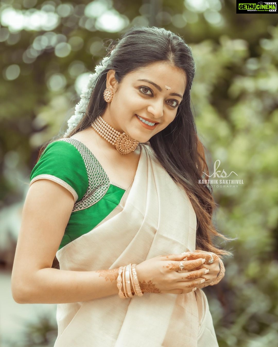 Janani Iyer Instagram - Onam Aaashamsagal! đ¸ #onam #onamcelebration #onamsaree #onam2022 @shrithievent17 @karthiksakthivel_photography #explorepage #flowers #lifequotes #instagram #instalove #instagood #quotes #actress #photoshoot #reels #reelsinstagram #reelitfeelit