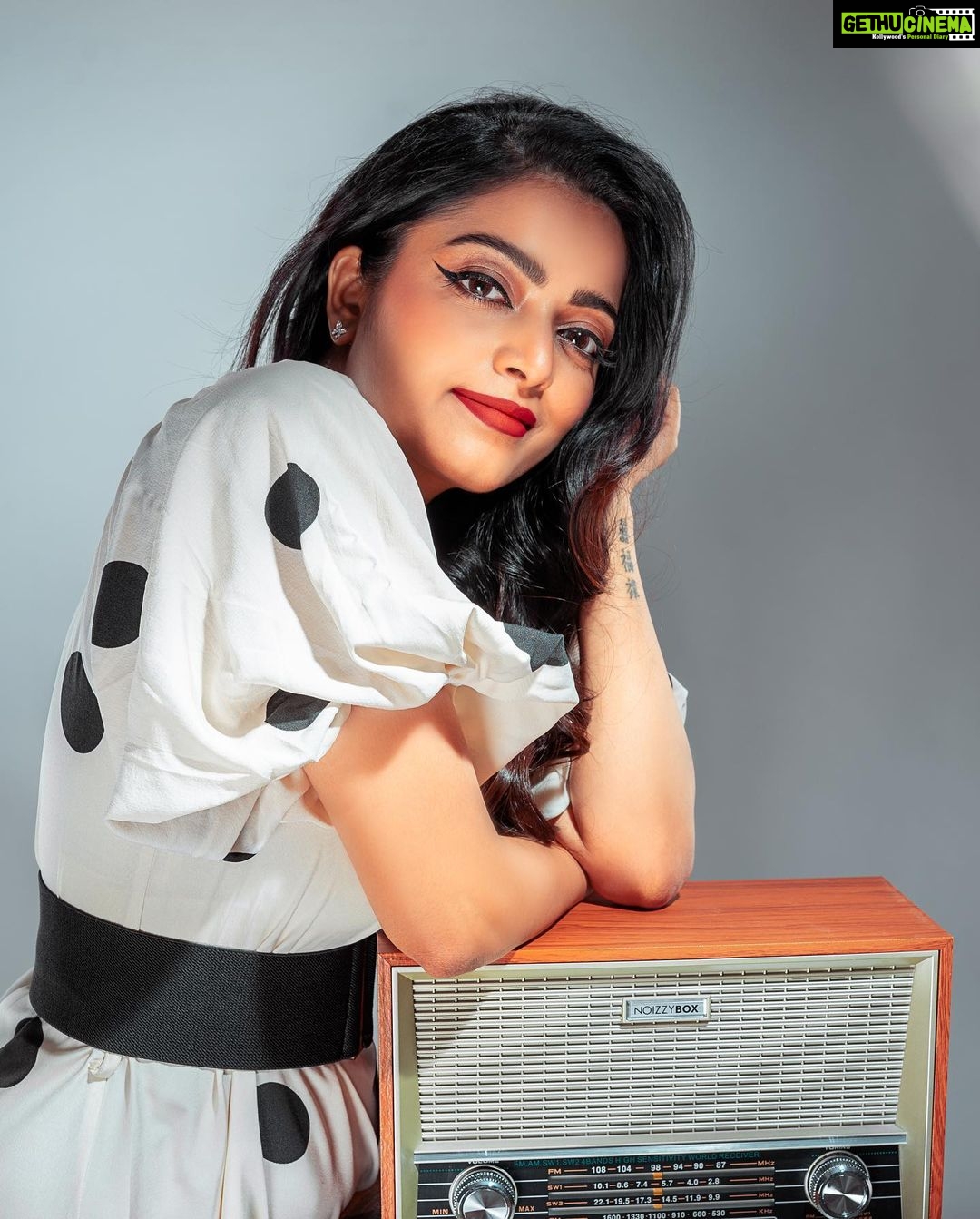 Janani Iyer Instagram - Dots are what you need to make a point! Cinematographer & Creative Director : @storiesbypreetham 📸 . MUA : @kalwon_beauty Hairstylist: @ganesh_hair_architect Styling : @indu_ig Styling team : @dhiviyasdn @princyjoy_j Rings : @thegarnet.in Location : @ravalstudios