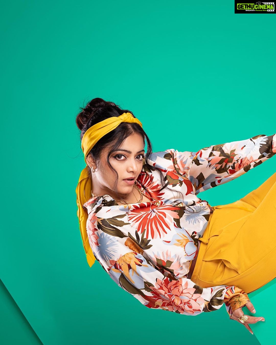 Janani Iyer Instagram - There is something undeniably charming about the old school fashion! Cinematographer & Creative Director : @storiesbypreetham 📸 . MUA : @kalwon_beauty Hairstylist: @ganesh_hair_architect Styling : @indu_ig Styling team : @dhiviyasdn @princyjoy_j Rings : @thegarnet.in Location : @ravalstudios