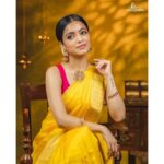 Janani Iyer Instagram - Wishing you and your family a Happy & Safe Diwali !!✨🎇🎉 Photographer- @karthiksakthivel_photography Video-@shrithievent Makeup- @pavanareddy__ Hair- @hairstylist_rajee1111 Location- @studiocentralchennai Jewellery- @mangalyamjewels