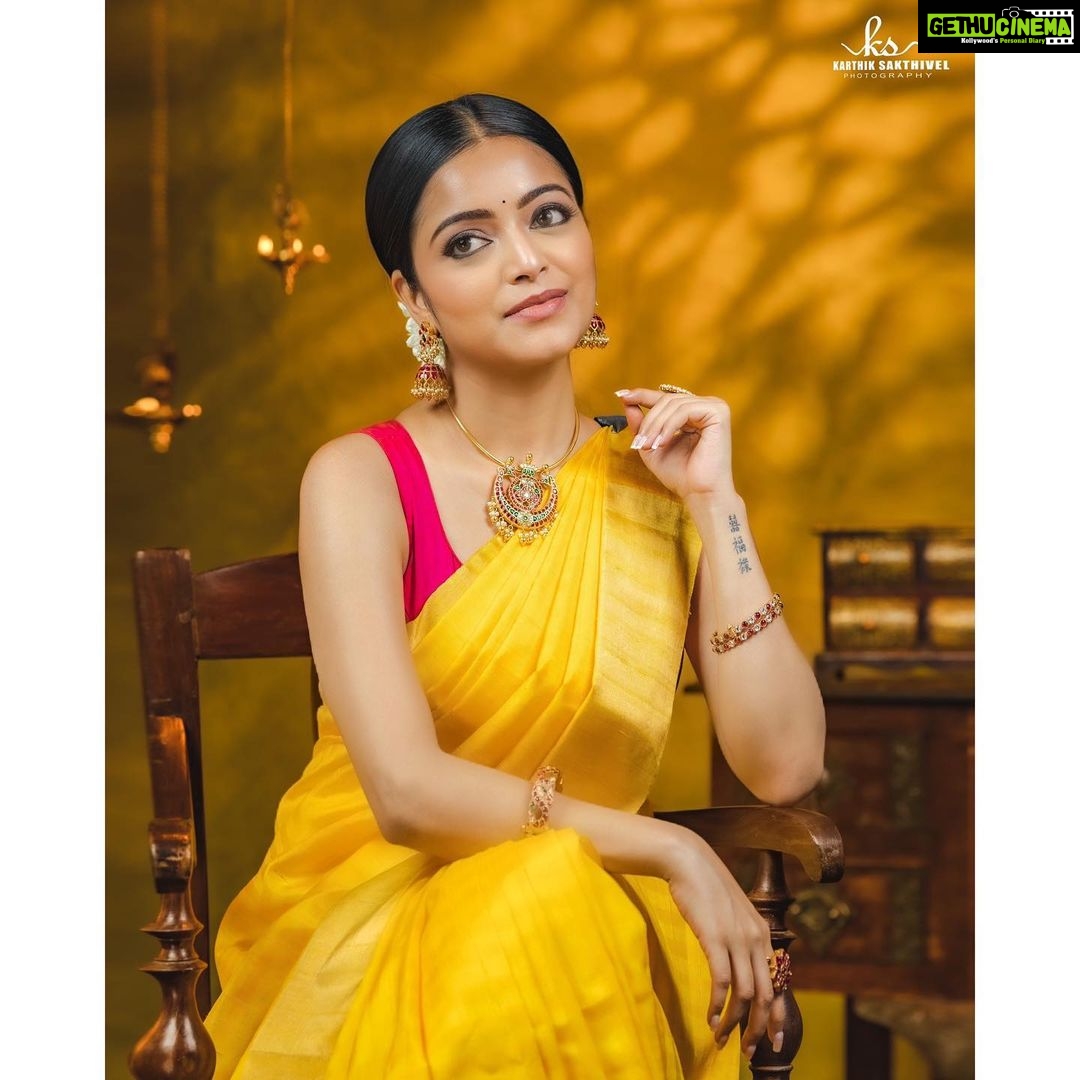 Janani Iyer Instagram - Wishing you and your family a Happy & Safe Diwali !!β¨ππ Photographer- @karthiksakthivel_photography Video-@shrithievent Makeup- @pavanareddy__ Hair- @hairstylist_rajee1111 Location- @studiocentralchennai Jewellery- @mangalyamjewels