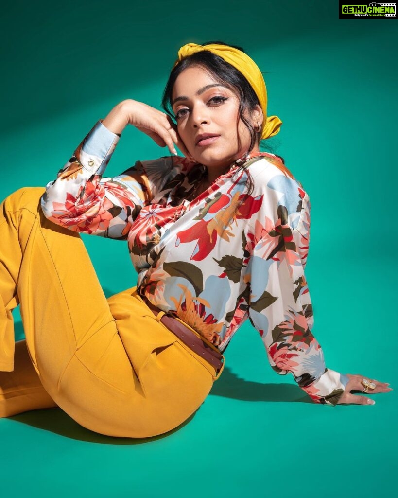 Janani Iyer Instagram - There is something undeniably charming about the old school fashion! Cinematographer & Creative Director : @storiesbypreetham 📸 . MUA : @kalwon_beauty Hairstylist: @ganesh_hair_architect Styling : @indu_ig Styling team : @dhiviyasdn @princyjoy_j Rings : @thegarnet.in Location : @ravalstudios