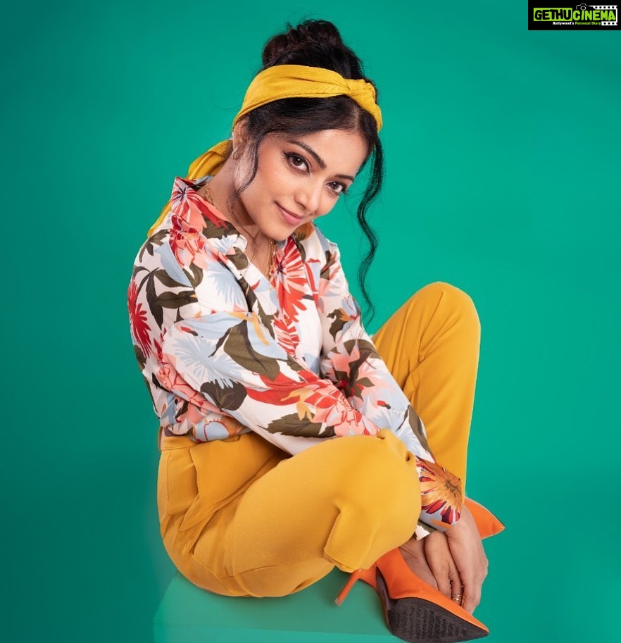 Janani Iyer Instagram - There is something undeniably charming about the old school fashion! Cinematographer & Creative Director : @storiesbypreetham 📸 . MUA : @kalwon_beauty Hairstylist: @ganesh_hair_architect Styling : @indu_ig Styling team : @dhiviyasdn @princyjoy_j Rings : @thegarnet.in Location : @ravalstudios