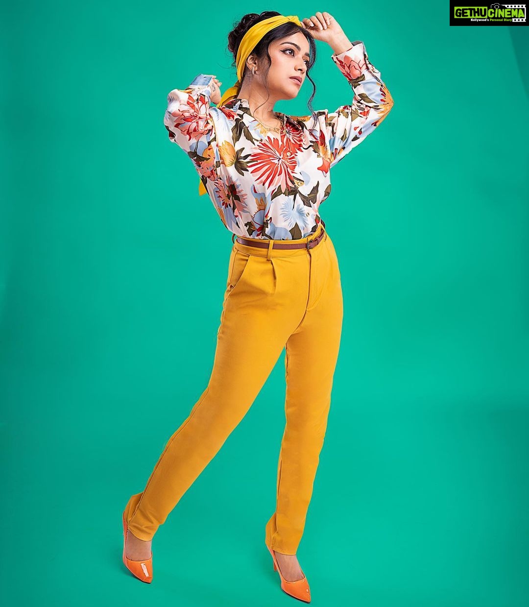 Janani Iyer Instagram - There is something undeniably charming about the old school fashion! Cinematographer & Creative Director : @storiesbypreetham 📸 . MUA : @kalwon_beauty Hairstylist: @ganesh_hair_architect Styling : @indu_ig Styling team : @dhiviyasdn @princyjoy_j Rings : @thegarnet.in Location : @ravalstudios