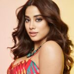 Janhvi Kapoor Instagram - रंगीन 🌈 #Mili