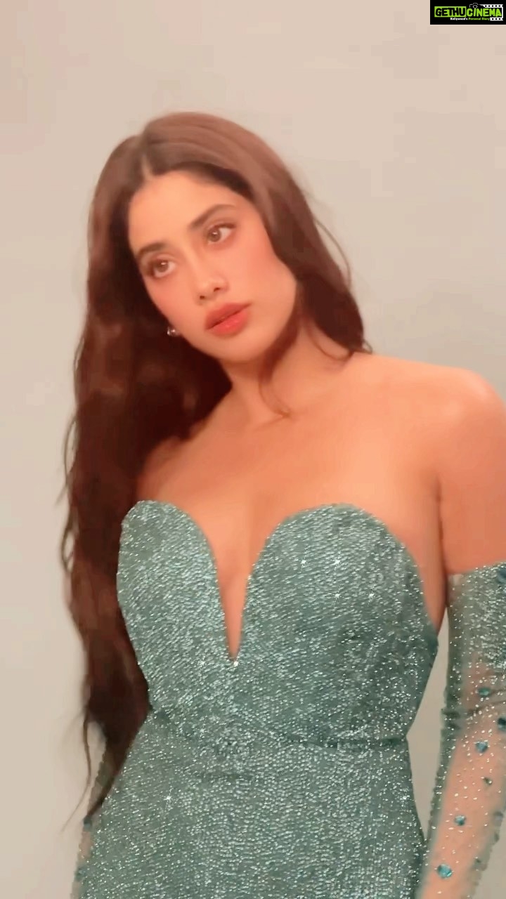 Janhvi Kapoor Instagram - enjoyed this moment ✨ thank you @elleindia for naming me “Mould-Breaker Of The Year” 💓 sounds cute 👼🏻