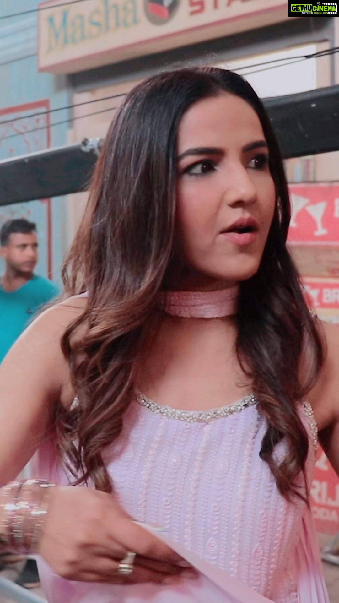 Jasmin Bhasin Instagram - Story behind the cycle ride shot 🤣🤣🤣🤣 #moreysaiyaanji @maninderbuttar @whitehillmusic @jaani777 @bpraak