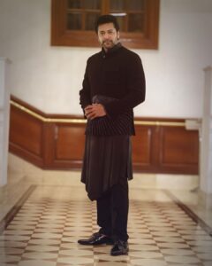 Jayam Ravi Instagram - 👑 #PS1 Promotions 

Outfit: @bindaniofficial

Styled by @team___e
Style team : @ekalakhani @malinikarthikeyan @themisvanessa @nivedidha_koliyot @nupur_p @arzoonagraik

Photographed by @arunprasath_photography

#PS1 #PonniyinSelvan #JayamRavi #TeamE