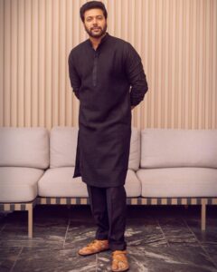 Jayam Ravi Instagram - #PS1 Promotions 

Kurta: @tasvafashion

Styled by @team___e
Style team : @ekalakhani @malinikarthikeyan @themisvanessa @nivedidha_koliyot @nupur_p @arzoonagraik

Photographed by @vasanthphotography

#PS1 #PonniyinSelvan #JayamRavi #TeamE